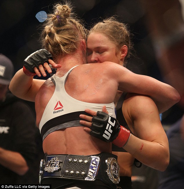 
Ronda và Holly ôm nhau sau trận đấu.
