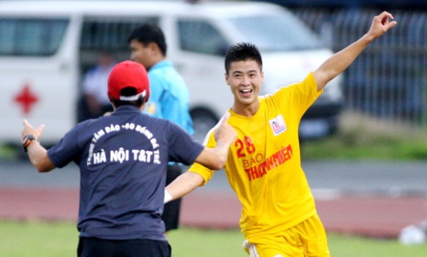 
HLV Minh Đức ghi dấu ấn khi giúp U21 Hà Nội T&T vô địch ấn tượng U21 Quốc gia báo Thanh Niên 2015.
