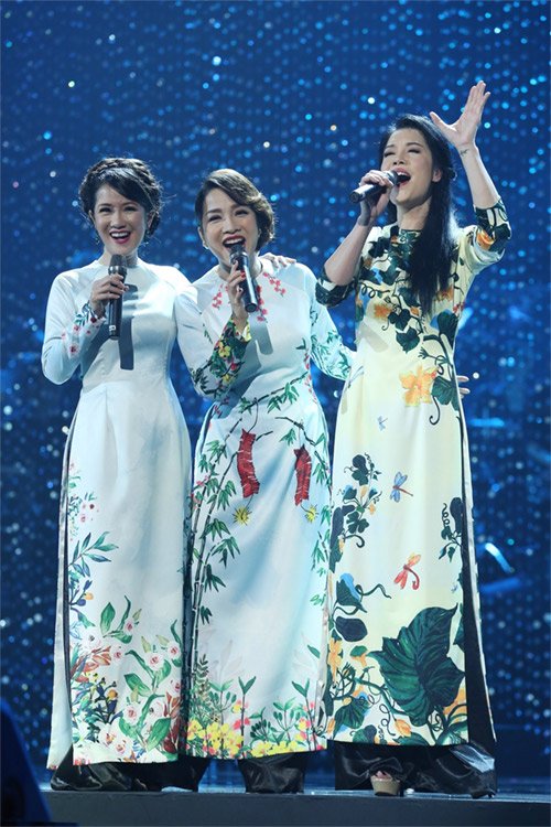 
Mỹ Linh kết hợp cùng Hồng Nhung, Thu Phương trên sân khấu.
