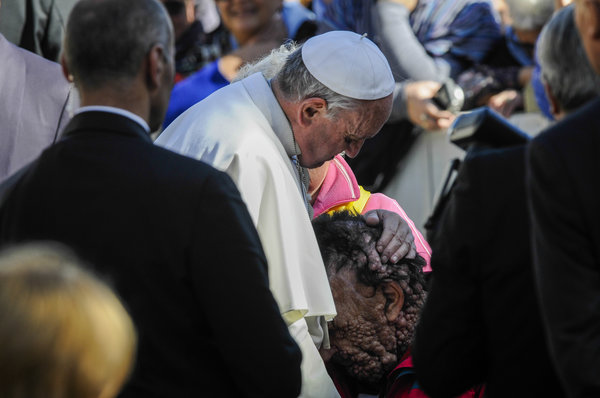  Giáo hoàng Francis hôn đầu một người đàn ông bị biến dạng khuôn mặt trên quảng trường Thánh Peter năm 2013 (Ảnh: AP) 