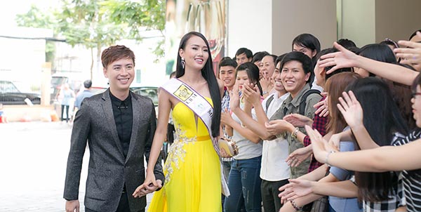 
Dù nhận được sự hộ tống của quản lý là NTK Văn Thành Công, song người đẹp gốc Phú Thọ không giấu được sự bẽn lẽn, bối rối trong vòng vây của đám đông.
