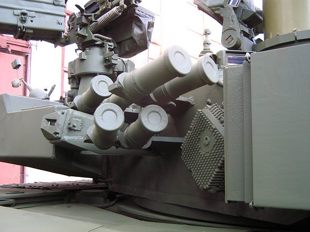 
Loại xe tăng T-84 Oplot này cũng được thiết kế hệ thống phòng vệ nhiều phương án, như giáp thụ động (giáp chính của xe), giáp phản ứng nổ và hệ thống đối phó điện tử Varta.
