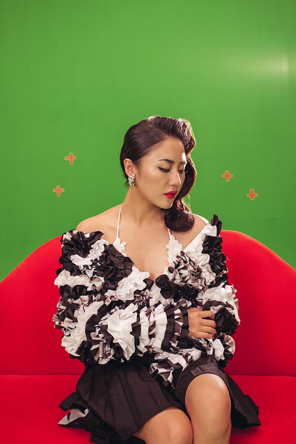 Ngoài bản audio lạ tai, Văn Mai Hương còn đầu tư thực hiện music video theo ý tưởng mới lạ dưới sự giúp sức của đạo diễn Hà Đỗ.