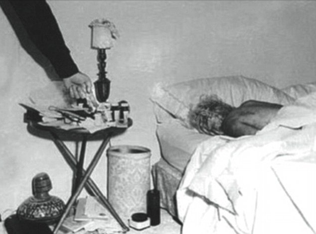 
Marilyn Monroe bất tỉnh trong tình trạng khỏa thân.
