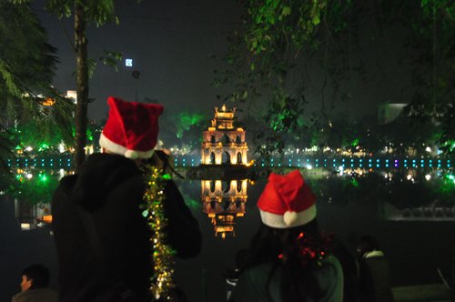 Hà Nội, thủ đô của nước ta đã trang hoàng lộng lẫy cho mùa Giáng Sinh. Hãy xem hình ảnh cặp đôi tại các điểm đến tuyệt đẹp trong phố cổ, nhận ngay món quà kỷ niệm đáng nhớ cho đêm Noel của bạn.