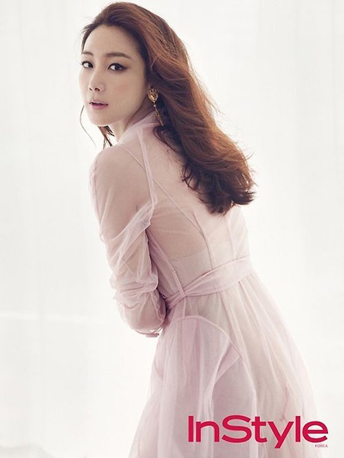 
Nổi lên từ hai bộ phim Bản tình ca mùa đông và Nấc thang lên thiên đường, Choi Ji Woo nay đã là ngôi sao hạng A của làng giải trí xứ Hàn. Dù đã bước sang tuổi 40 song cô vẫn giữ được nhan sắc trẻ trung như thuở 20.

