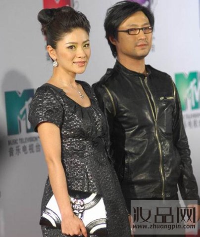 
Uông Phong và nữ MC Tề Đan.
