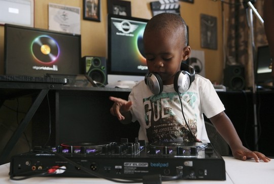 DJ 2 tuổi thu hút hàng ngàn người hâm mộ