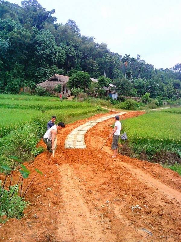 
Người dân dùng cuốc để bới đất và cố định những tấm thảm tre vào mặt đất bùn - (Ảnh: Facebook D.A)
