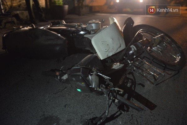
Chiếc xe máy trong vụ tai nạn hiện nằm ở xóm Hạ Hồi trong tình trạng gãy cổ và bị dập nát - (Ảnh: Hoàng Anh)
