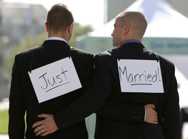 Cặp đôi đồng tính nam quyết định tổ chức đám cưới ngay sau khi hiến pháp có hiệu lực.