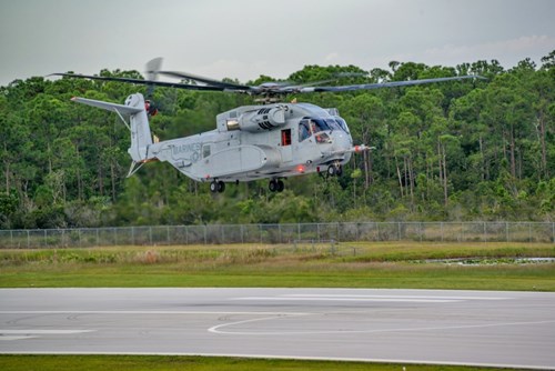 
CH-53 Sea Stallion hiện là dòng máy bay trực thăng lớn nhất của quân đội Mỹ, với tải trọng khoang chứa trong và ngoài là 13.600 kg và 14.500 kg.
