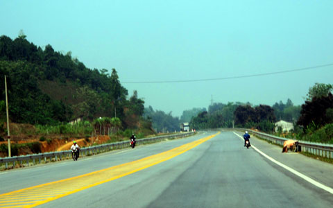 hình ảnh lạ, chỉ có ở Việt Nam, xe khách, xe máy đi trên cao tốc, Nội Bài - Lào Cai