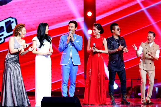 
MC Phan Anh, Phạm Mỹ Linh dẫn chung kết The Voice 2015.
