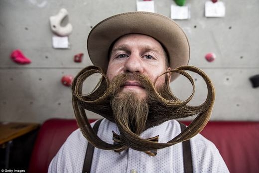 Bộ râu bắt chéo và cuốn xoăn kì công. (Ảnh: Getty Images)