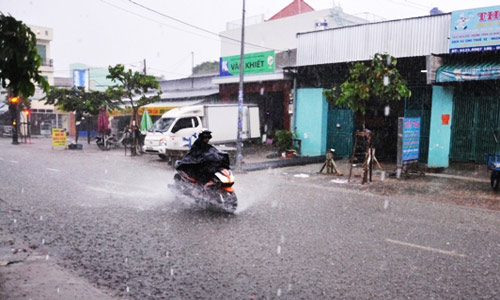 Cơn mưa khoảng 1 giờ nhưng nước thoát rất chậm, đường ngập nặng