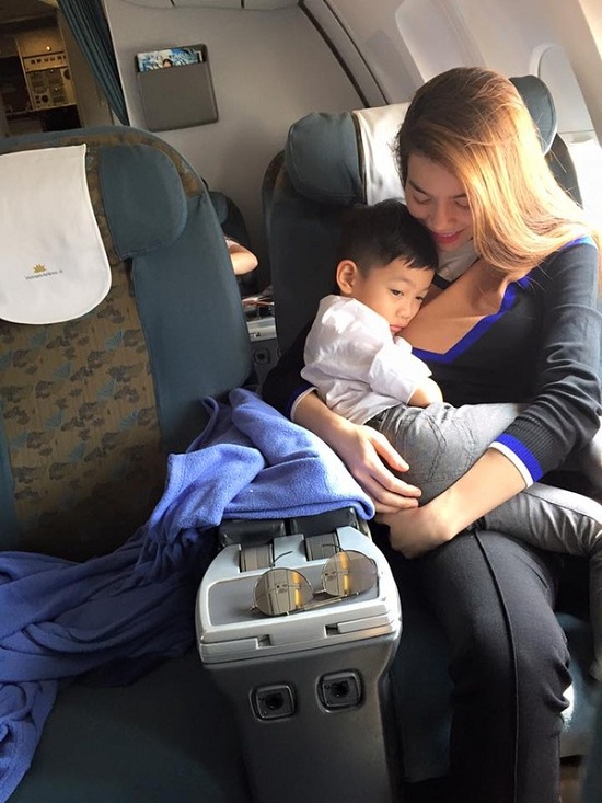 
Có thể thấy trong ảnh, vì chuyến đi dài nên bé Subeo có vẻ trông khá mệt mỏi và ngồi nép vào lòng mẹ Hà rất ngoan.
