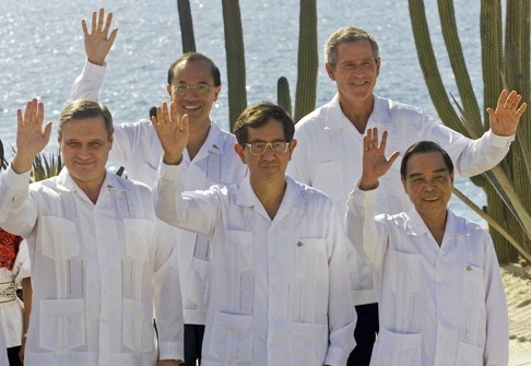 
Năm 2002 tại Cabo San Lucas (Mexico): Những chiếc áo màu trắng với rất nhiều túi mang tới cảm giác thoải mái và dễ chịu cho các nhà lãnh đạo. (Ảnh: AP)
