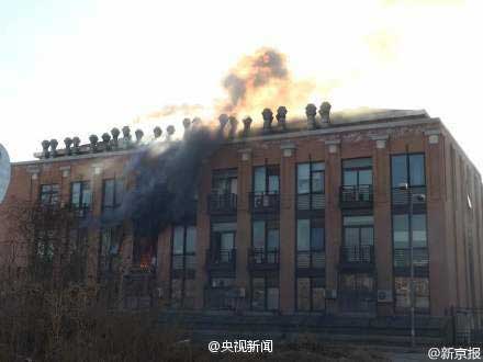 Những bức ảnh và một đoạn video đã được đăng trên blog của CCTV cho thấy, một ngọn lửa khổng lồ và những đụn khói đen bủa vây khắp các cửa sổ của tòa nhà.