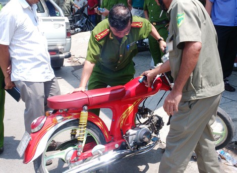 Chiếc xe gắn máy do Trần Văn Nghi để lại hiện trường.
