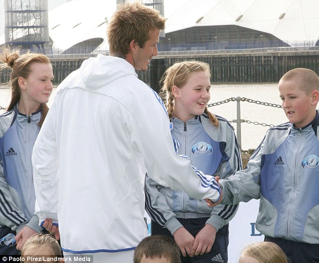 Beckham, who was two years into his Real Madrid career at the time, shakes hands with a young Kane