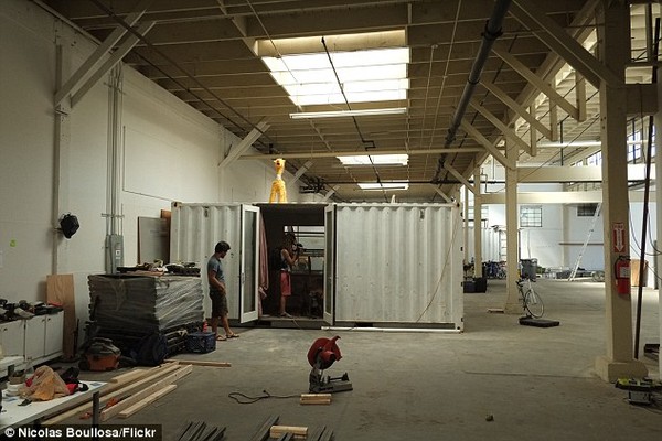 
Những chiếc container cũ sau khi được mua về sẽ đem tới xưởng để sửa thành nhà ở.
