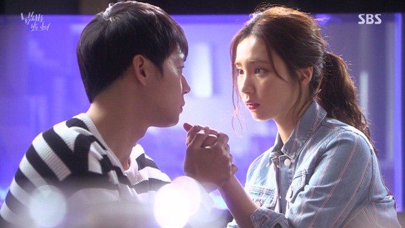 
2. Nụ hôn Tteokbokki trong The Girl Who Sees Smells: Thấy môi Choi Moo Gak (Park Yoochun) còn dính Tteokbokki, Oh Cho Rim (Shin Se Kyung) đã lấy tay để lau cho anh.

