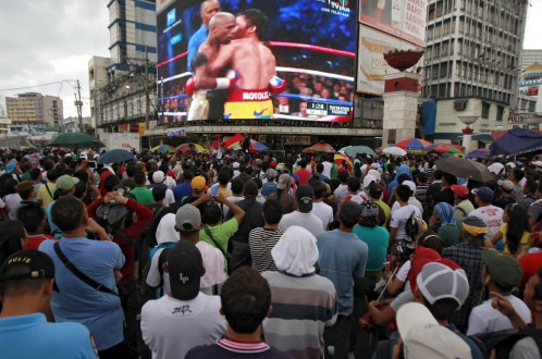 CĐV Philippines xem trận đấu qua màn hình lớn ở thủ đô Manila. Ảnh: Reuters