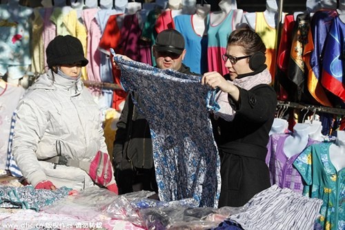 Hầu hết những người phụ nữ này đều đến đây để mua quần áo mùa đông mang về Nga bán.