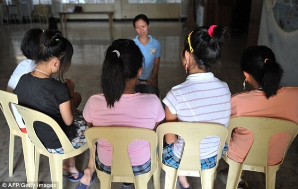 
Nạn nhân của những trung tâm cung cấp dịch vụ khiêu dâm trực tuyến là các bé gái tới từ khu vực nghèo khó tại Philippines.
