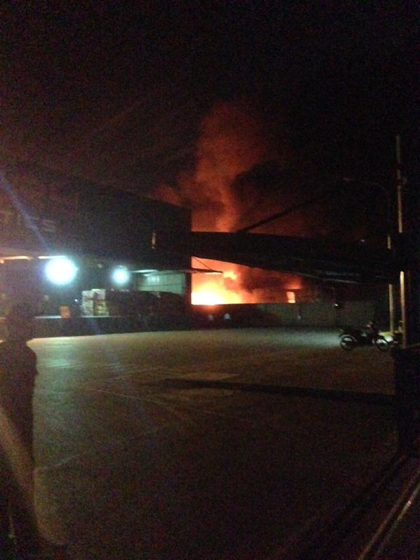 Do xưởng chứa các vật liệu dễ cháy khiến ngọn lửa bùng lên và lan nhanh - (Ảnh: Facebook)