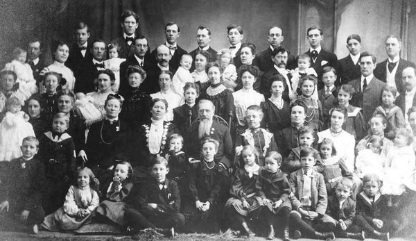 
Vợ chồng nhà Vassilyev và đội quân con cái.
