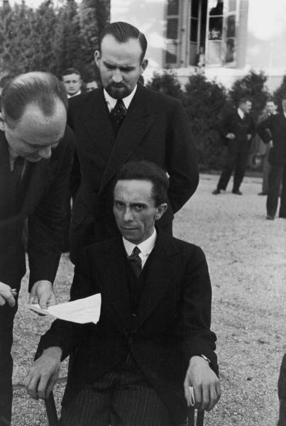 Đôi mắt căm thù- Trong ảnh là Joseph Goebbels. Trước khi biết được nhiếp ảnh gia Eisenstaedt, người chụp bức ảnh này là một người Do Thái. Joseph đã biểu lộ sự thù địch rõ rệt ngay trước ống kính.