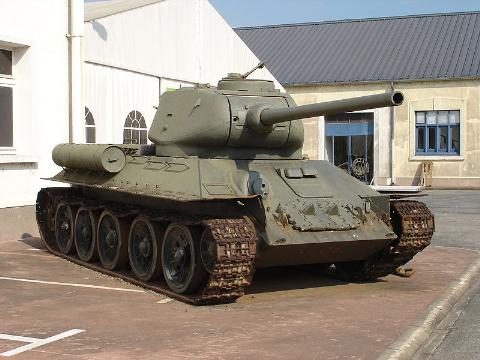 Xe tăng T-34 là loại xe tăng hạng trung huyền thoại của Hồng quân Liên Xô thế kỷ XX. Đây là loại xe được các nhà lịch sử quân sự đánh giá là đóng vai trò quyết định trong chiến thắng của Hồng quân Liên Xô trước các xe tăng hạng nặng của Đức là “Con Hổ” (Tiger), “Con Báo” (Panther) trong Chiến tranh Thế giới thứ 2. 