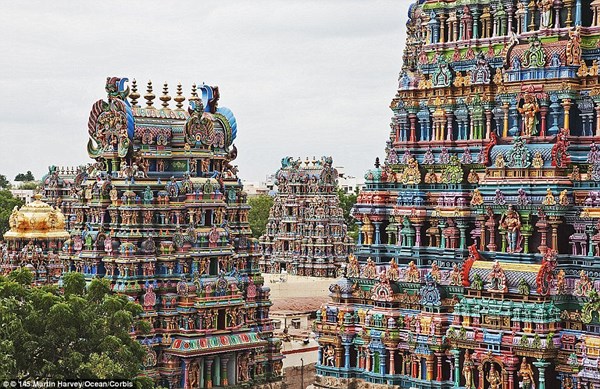 Đền Meenakshi với những tòa tháp cao hàng trăm mét và được trang trí bởi hàng nghìn bức tượng tinh xảo có màu sắc sặc sỡ là điểm đến hấp dẫn ở Ấn Độ.
