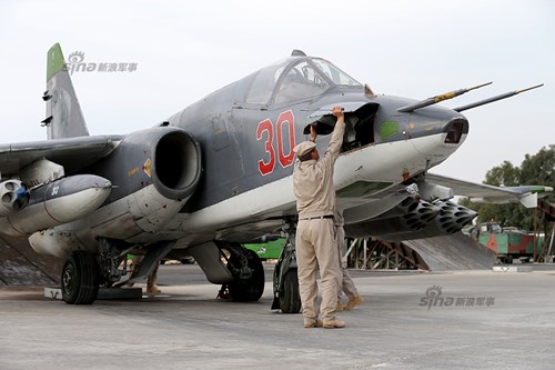 
Kiểm tra công tác kỹ thuật cường kích Su-25 trước giờ xuất kích.
