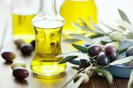 
Dầu oliu: Khi được tiêu thụ vào cơ thể, dầu oliu sẽ sản sinh ra một lượng lipit trong dạ dày, chất này giúp hấp thụ các chất độc hại trước khi chúng xâm nhập và tác động xấu vào cơ thể chúng

