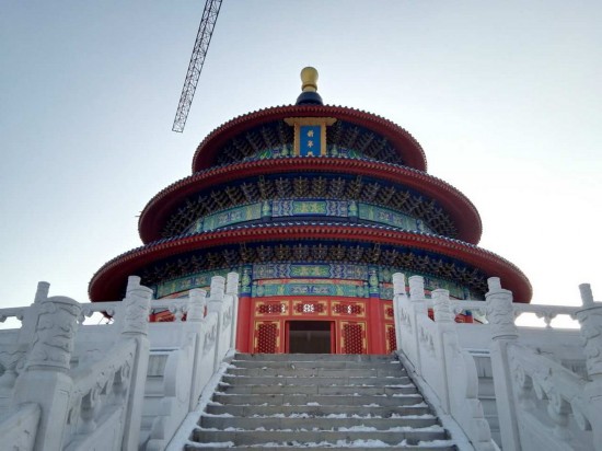 
Một nửa tòa nhà được xây mô phỏng theo khu Thiên Đàn ở Bắc Kinh.
