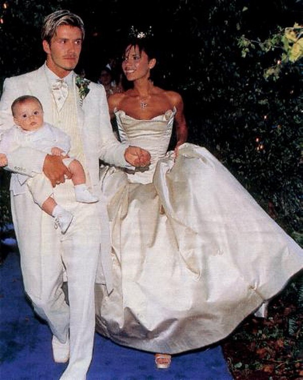 Đến tháng 7/1999, họ chính thức trở thành vợ chồng bằng lễ cưới đẹp như mơ. Beckham lấy lại phong độ và sự nghiệp lên như diều gặp gió. Lễ cưới diễn ra ngay sau mùa bóng tuyệt vời mà M.U đoạt “cú ăn ba” lịch sử.