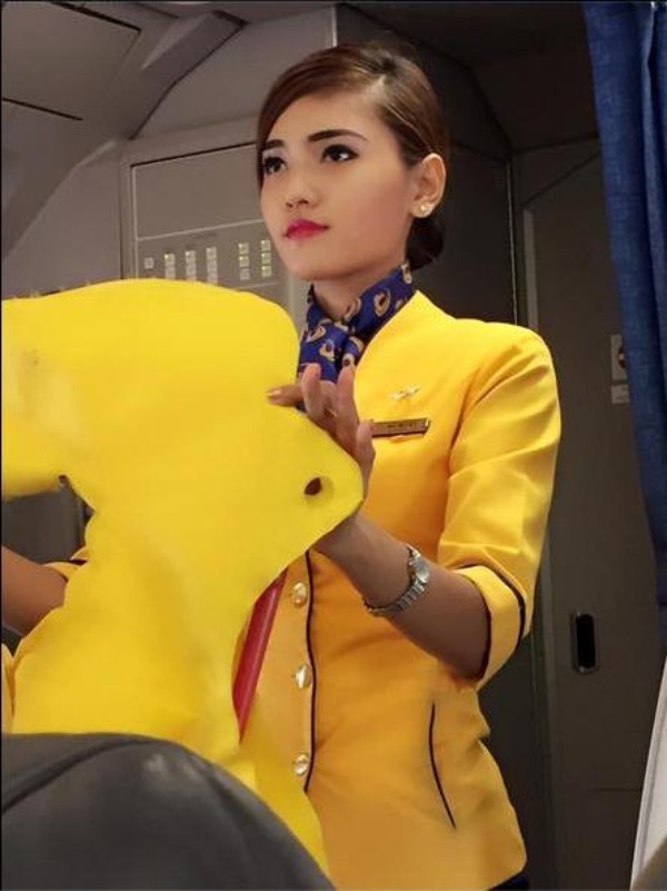 Nữ tiếp viên hàng không Myanmar xinh đẹp khiến dân tình Việt xôn xao