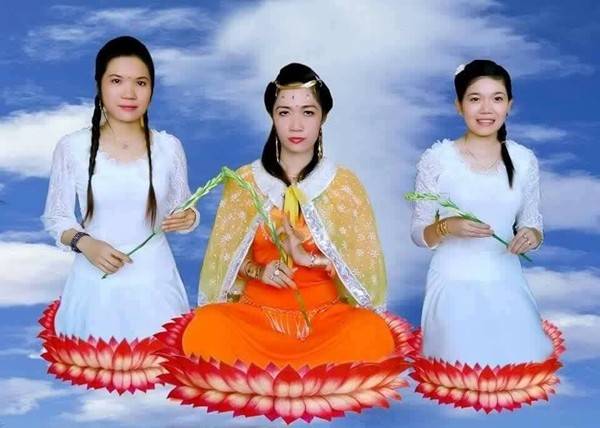 
Hình ảnh “Công chúa Hằng Nga” Nguyễn Thị Mỹ Châu (Cao Lãnh, Đồng Tháp) giáng thế cùng hai “tì nữ” tọa trên đài sen phản cảm gây sốc.
