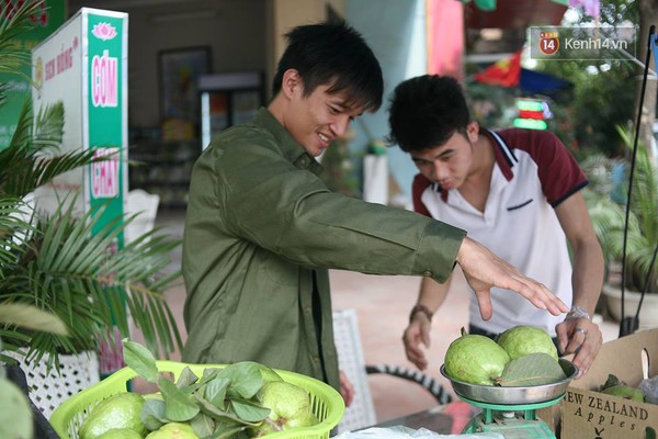 Giờ tôi quyết định ở hẳn ngoài này, chỉ trong mấy tháng lo làm ăn ở Sài Gòn, tôi sụt 8kg. Ra đi tay trắng, trở về trắng tay thôi. Tôi chẳng lấy đồng nào của gia đình mang đi, nhưng cũng chưa biếu được bố mẹ đồng nào cả, Lệ Rơi cười nói.