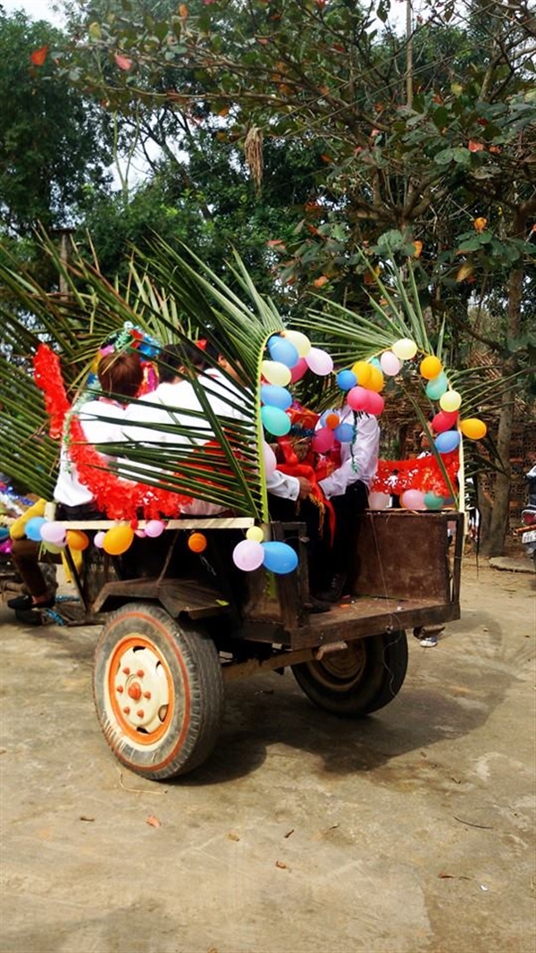 Cô dâu phát ‘hoảng’ vì chú rể mang lễ vật sang bằng xe công nông