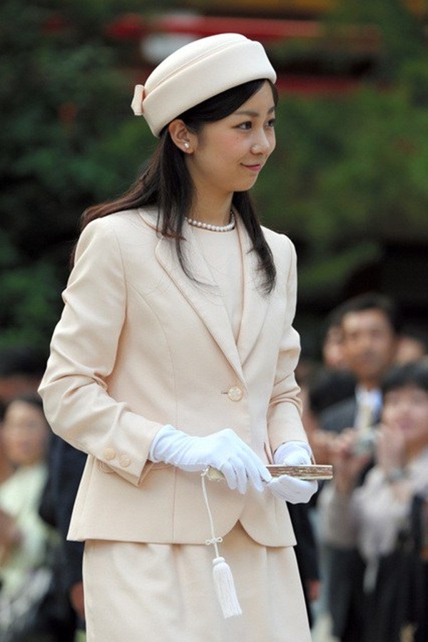 Do rất ít khi xuất hiện trước công chúng và truyền thông nên Công chúa Kako nhanh chóng thu hút mọi sự chú ý.