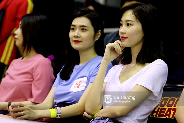 Hoa hậu Việt Nam xuất hiện ở nhà thi đấu cùng bộ đồ khá giản dị với quần bò và áo thun. 
