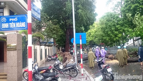 
Cơ quan chức năng đã tạm thời ngăn không cho các phương tiện lưu thông vào đường Trần Nguyên Hãn.
