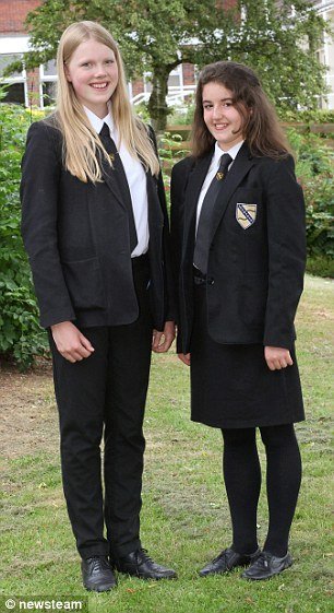  Các nữ sinh Isabel Cartwright, 15 tuổi (trái) và Charlotte Vila-Watkiry, 15 tuổi mặc đồng phục váy và quần đen theo quy định hiện hành tại trường trung học Trentham - Ảnh: Daily Mail