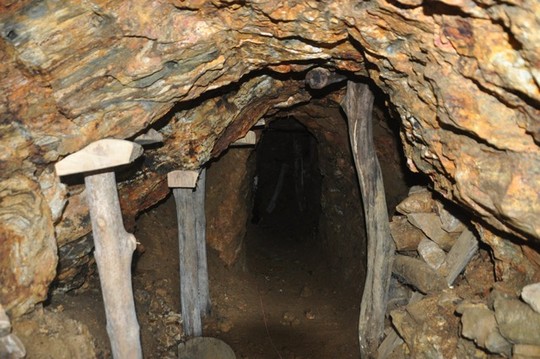 Hầm khai thác vàng trái phép nằm sâu trong hẻm núi