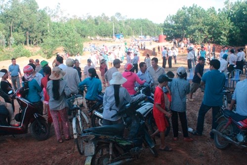 
Hàng trăm người dân kéo lên công trường thi công đường cao tốc Đà Nẵng – Quảng Ngãi để phản đối chuyện đền bù ngày 10/11 buộc chính quyền phải đối thoại ngay tại chỗ.
