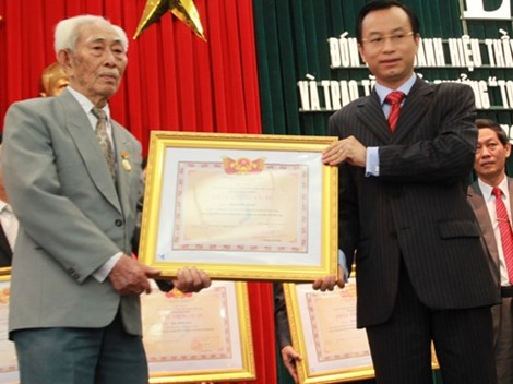 
Ông Nguyễn Xuân Anh (bên phải) được bầu làm bí thư Thành ủy Đà Nẵng nhiệm kỳ 2015-2020. Ông Anh là vị bí thư một địa phương trẻ tuổi nhất hiện nay. Ảnh: LÊ PHI
